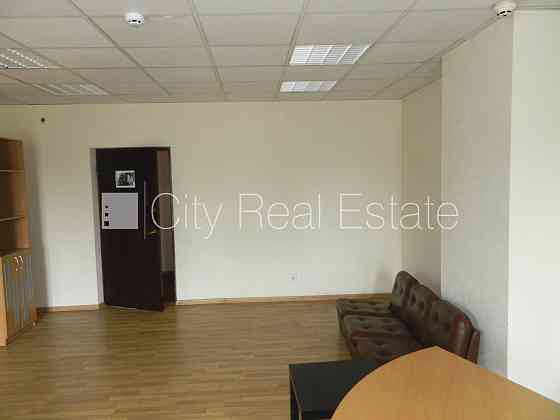 Фасадный дом, объект охраняет физическая охрана, вход с улицы, лифт, лестничная Рига