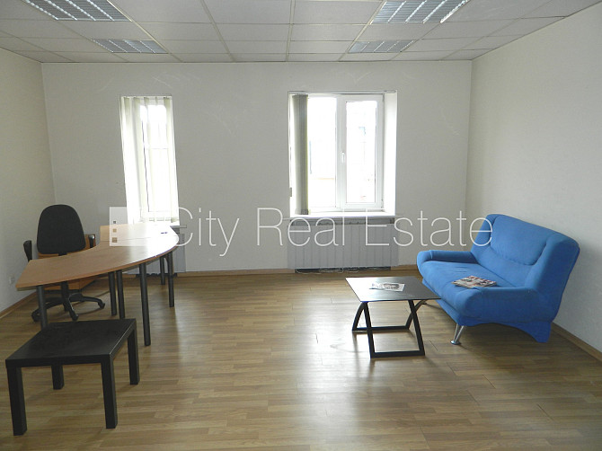 Фасадный дом, объект охраняет физическая охрана, вход с улицы, лифт, лестничная Рига - изображение 4