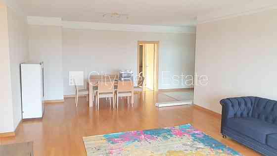 Новостройка, закрытый двор, въездные ворота оснащены автоматической подъёмной Рига