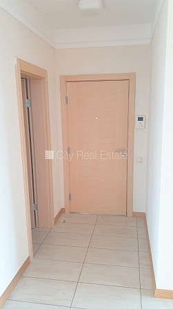 Новостройка, закрытый двор, въездные ворота оснащены автоматической подъёмной Рига - изображение 15