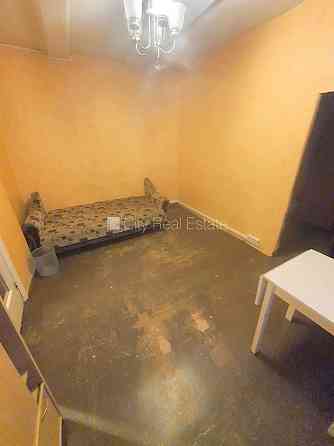 Фасадный дом, вход с улицы, окна выходят на улицу, одна изолированная комната, Рига