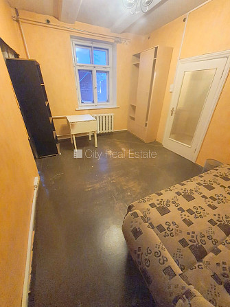 Фасадный дом, вход с улицы, окна выходят на улицу, одна изолированная комната, Рига - изображение 2