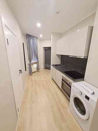 Здание во дворе, реновированный дом, вход с улицы и со двора, лифт, лестничная Рига