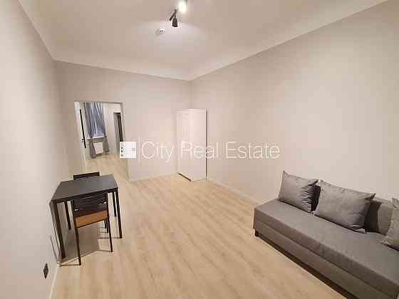 Здание во дворе, реновированный дом, вход с улицы и со двора, лифт, лестничная Рига