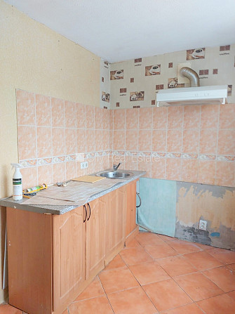 Фасадный дом, кирпичные стены, благоустроенный озеленённый двор, лестничная Тукумс и Тукумский край - изображение 9