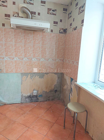 Фасадный дом, кирпичные стены, благоустроенный озеленённый двор, лестничная Тукумс и Тукумский край - изображение 10