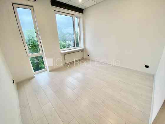 Фасадный дом, реновированный дом, вход с улицы, лифт, лестничная клетка после Рига