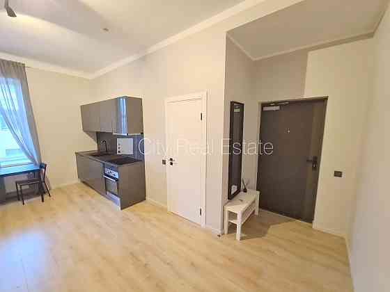 Фасадный дом, реновированный дом, закрытый двор, вход с улицы и со двора, лифт, Рига