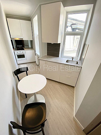 Здание во дворе, реновированный дом, закрытый двор, вход с улицы и со двора, Рига - изображение 3