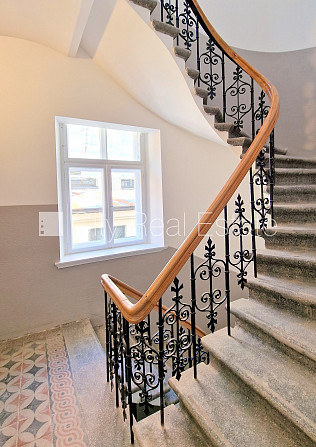 Фасадный дом, реновированный дом, подъездная дорога покрыта брущаткoй, Рига - изображение 9