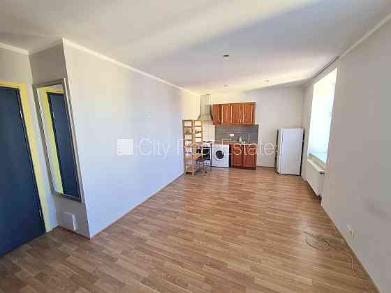 Фасадный дом, реновированный дом, закрытый двор, вход с улицы и со двора, Рига