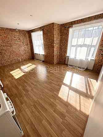 Фасадный дом, реновированный дом, закрытый двор, вход с улицы и со двора, Рига