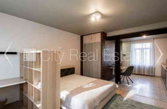 Фасадный дом, реновированный дом, благоустроенная озеленённая территория, место Рига