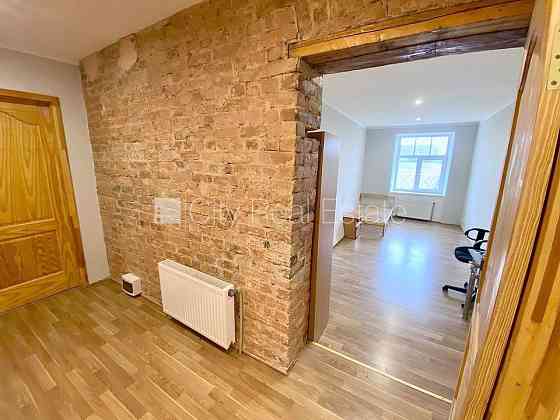 Фасадный дом, реновированный дом, закрытый двор, вход с улицы и со двора, Рига