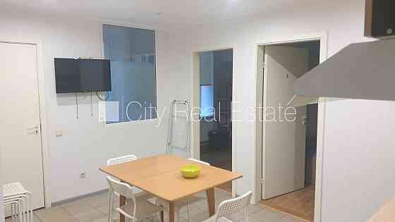 Фасадный дом, реновированный дом, закрытый двор, вход со двора, полуподвал, Рига