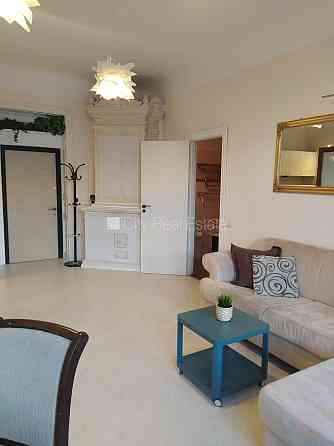 Фасадный дом, реновированный дом, закрытая территория, вход с улицы, лифт, Рига