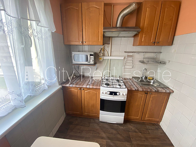 Фасадный дом, благоустроенный озеленённый двор, место для машины, лифт, лоджия, Рига - изображение 8