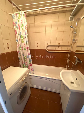 Фасадный дом, благоустроенный озеленённый двор, место для машины, лифт, лоджия, Рига - изображение 10