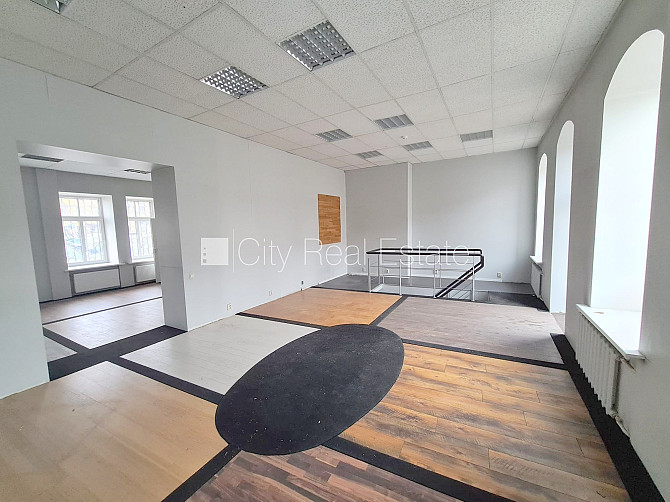 Фасадный дом, на подвальном этаже доступно кладовое помещение, место для машины, Рига - изображение 2