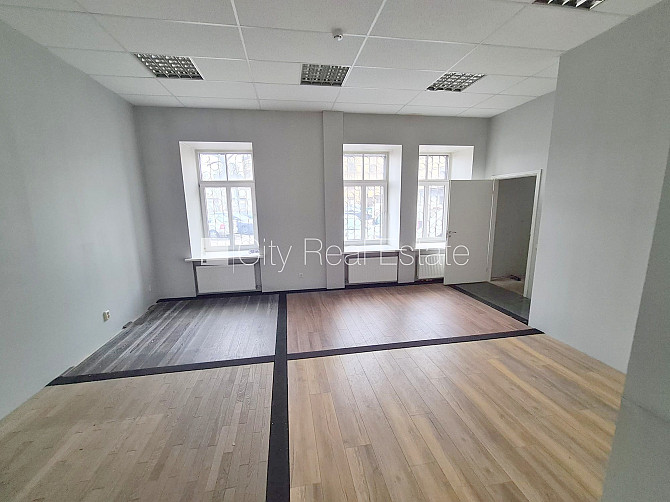 Фасадный дом, на подвальном этаже доступно кладовое помещение, место для машины, Рига - изображение 7