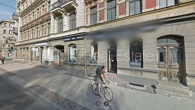 Фасадный дом, на подвальном этаже доступно кладовое помещение, место для машины, Рига - изображение 19