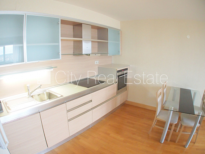 Новостройка, закрытая территория, вход с улицы, окна выходят на улицу, одна Рига - изображение 9