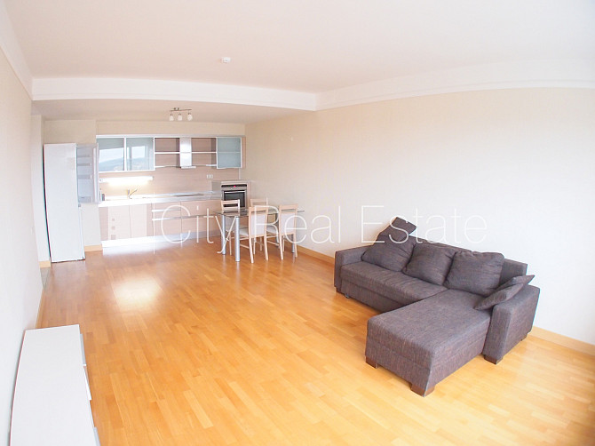 Новостройка, закрытая территория, вход с улицы, окна выходят на улицу, одна Рига - изображение 2