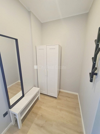 Фасадный дом, реновированный дом, вход с улицы, лестничная клетка после Рига - изображение 13