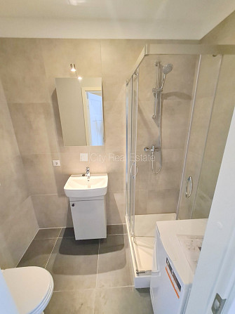 Фасадный дом, реновированный дом, вход с улицы, лестничная клетка после Рига - изображение 11