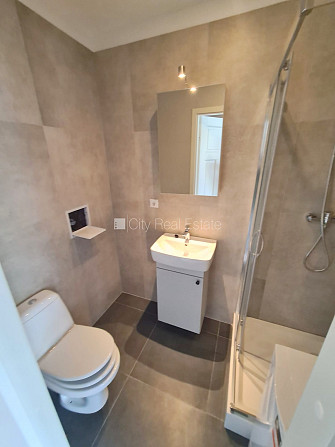 Фасадный дом, реновированный дом, вход с улицы, лестничная клетка после Рига - изображение 11