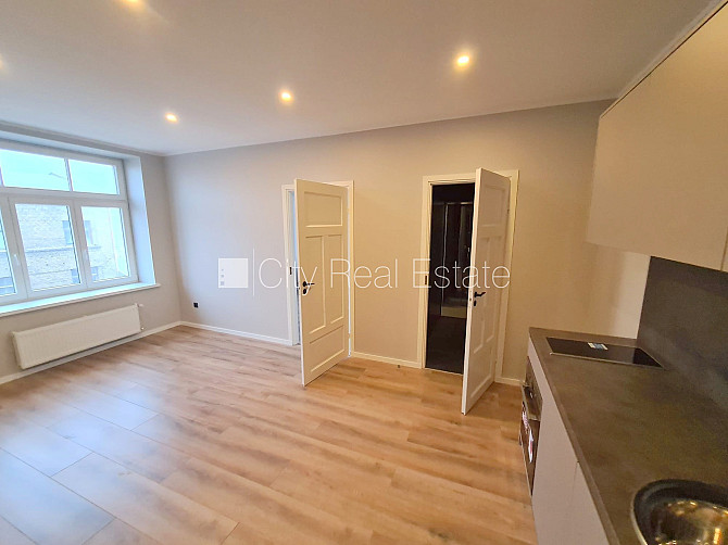 Фасадный дом, реновированный дом, закрытый двор, вход с улицы и со двора, Рига - изображение 1