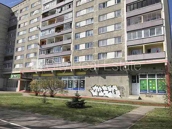 Фасадный дом, вход с улицы, вход со двора, окна выходят на улицу, два входа, Рига