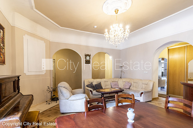 Pagalma māja, renovēta māja, slēgts pagalms, ieeja no pagalma, kāpņu telpa pēc kosmētiskā Rīga - foto 3