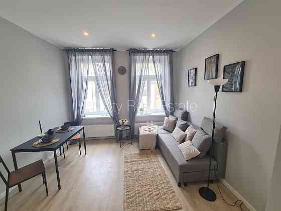 Фасадный дом, реновированный дом, вход с улицы, лестничная клетка после Рига