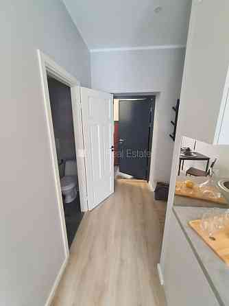 Фасадный дом, реновированный дом, вход с улицы, лестничная клетка после Рига