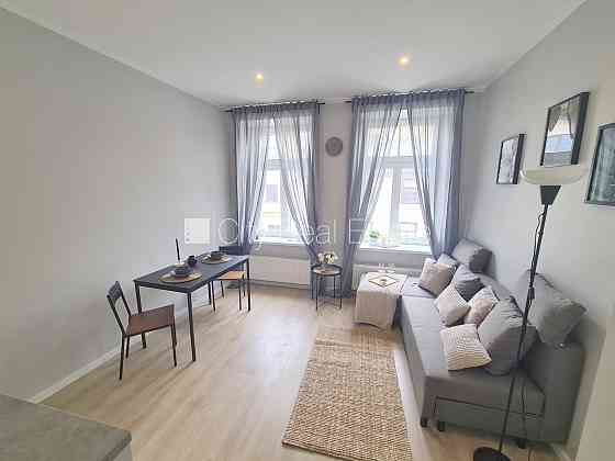 Фасадный дом, реновированный дом, вход с улицы, лестничная клетка после Рига