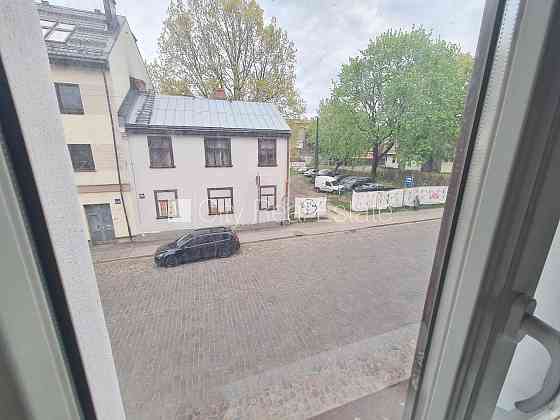 Фасадный дом, реновированный дом, вход с улицы, лестничная клетка после Рига