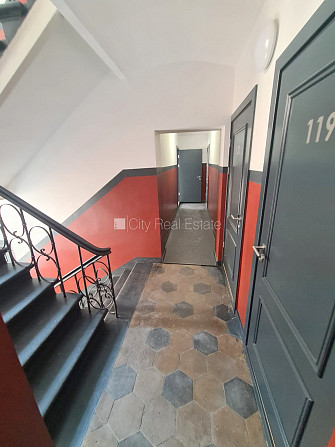 Фасадный дом, реновированный дом, вход с улицы, лестничная клетка после Рига - изображение 12