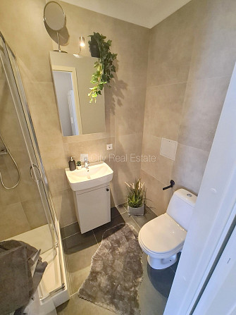 Фасадный дом, реновированный дом, вход с улицы, лестничная клетка после Рига - изображение 8