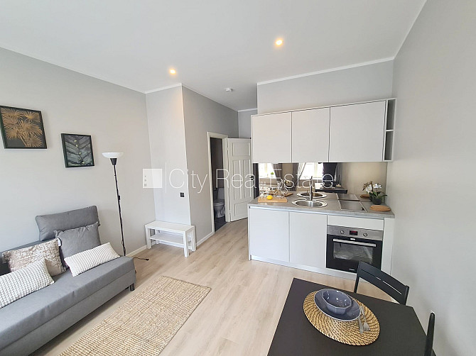 Фасадный дом, реновированный дом, вход с улицы, лестничная клетка после Рига - изображение 1