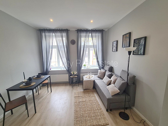 Фасадный дом, реновированный дом, вход с улицы, лестничная клетка после Рига - изображение 2