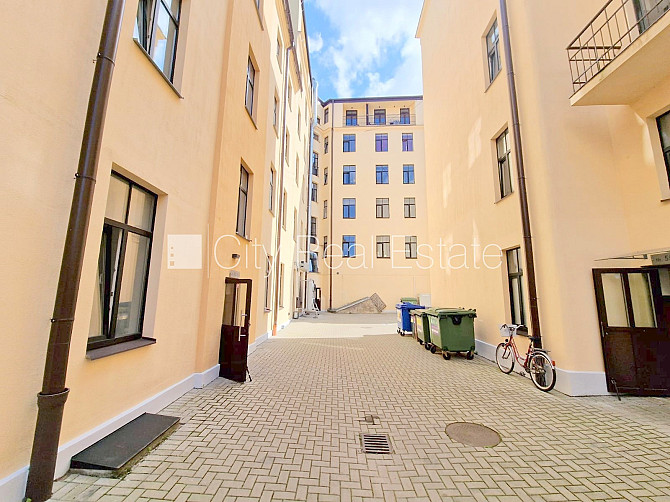 Фасадный дом, реновированный дом, вход с улицы, лестничная клетка после Рига - изображение 17