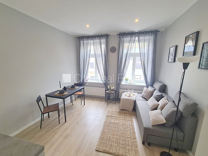 Фасадный дом, реновированный дом, вход с улицы, лестничная клетка после Рига - изображение 4