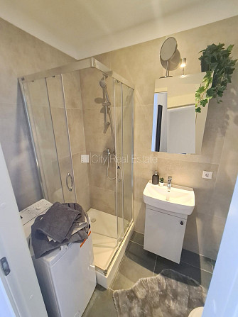 Фасадный дом, реновированный дом, вход с улицы, лестничная клетка после Рига - изображение 7