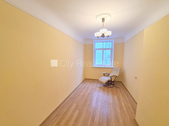 Дом во дворе, закрытый двор, вход с улицы, лестничная клетка после косметического Рига - изображение 2