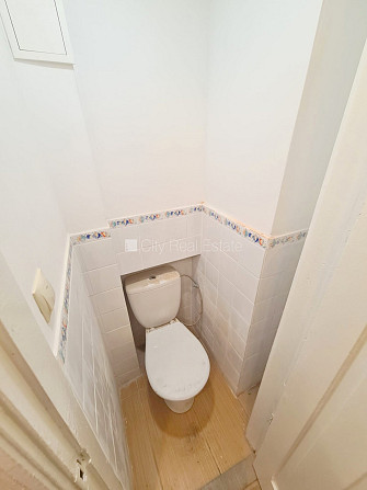 Дом во дворе, закрытый двор, вход с улицы, лестничная клетка после косметического Рига - изображение 19