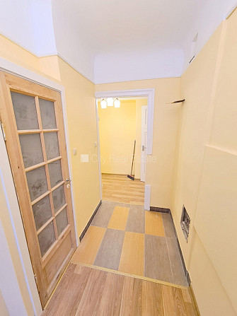 Дом во дворе, закрытый двор, вход с улицы, лестничная клетка после косметического Рига - изображение 15