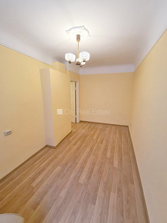 Дом во дворе, закрытый двор, вход с улицы, лестничная клетка после косметического Рига - изображение 4