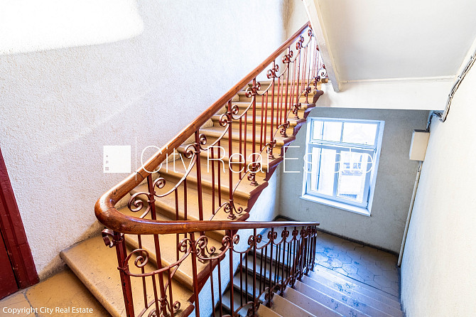 Дом во дворе, закрытый двор, вход с улицы, лестничная клетка после косметического Рига - изображение 20