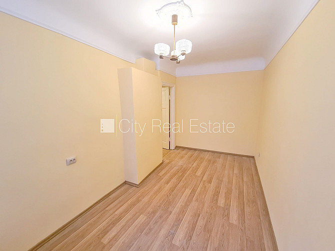 Дом во дворе, закрытый двор, вход с улицы, лестничная клетка после косметического Рига - изображение 5